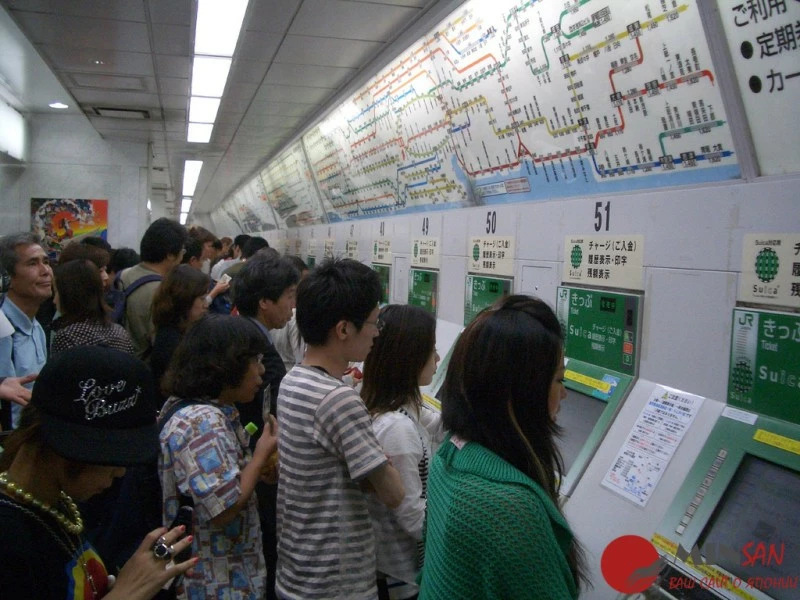 shinjuku_jr_train_station_ticket_machines_saturday_night