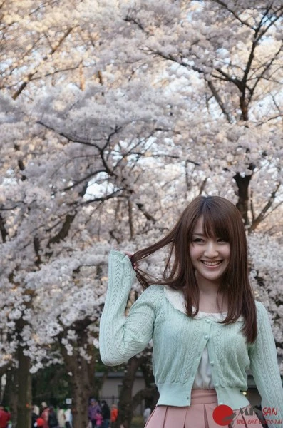 Girl-and-Cherry-Blossoms-in-Tokyo